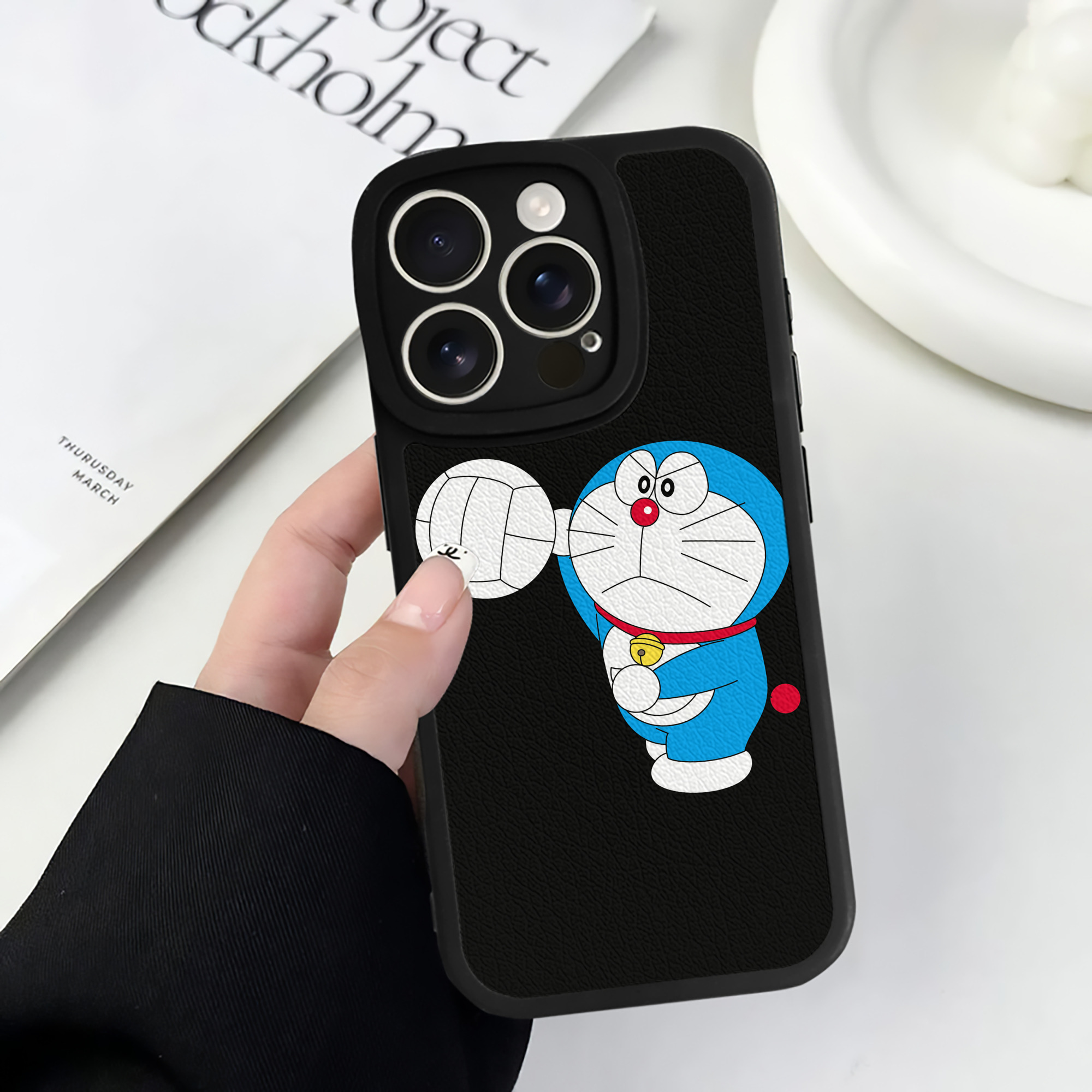 （画像用） ドラえもん Doraemon 【iPhone 16シリーズ対応】シリコンスマホケース（レザー調） 材質：シリコン